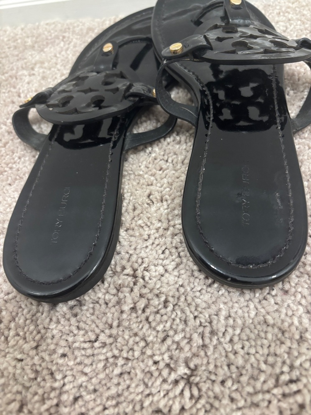Tory Burch Black Patent Logo Thong Sandals - Picture 5 of 6